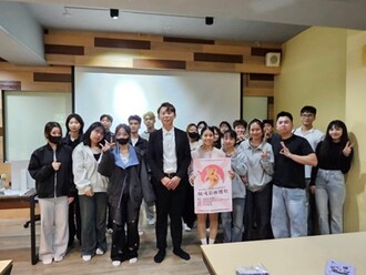 元培舉辦職場彩妝體驗,吳昌儒講師(中著西裝者)與學生合影。