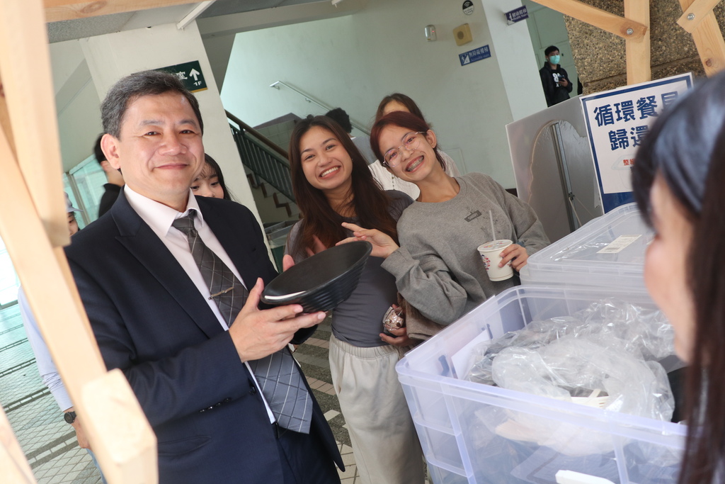 元培王綮慷校長參與環保局循環餐具租借活動圖片