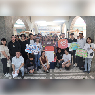 世界地球日「斷捨離二手市集」活動元培王綮慷校長與同學們大合照