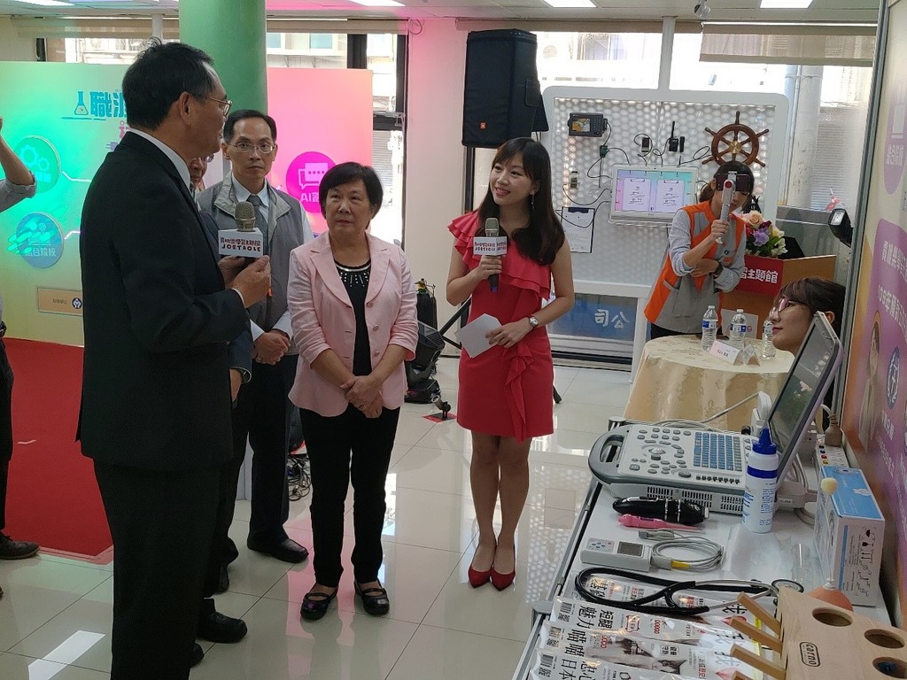 勞動部勞動力發展署黃秋桂署長參觀賈桃樂主題分館,由勞動力發展署桃竹苗分署長賴家仁分署長解說元培醫事科技大學分館展出的各項職場體驗設備