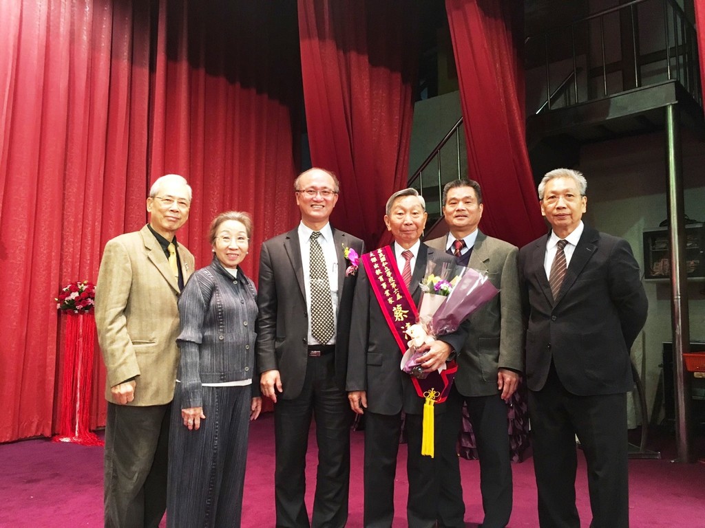元培蔡董事長獲獎後與家人及董事合影圖片