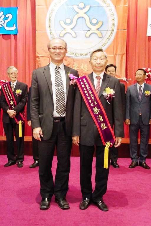 教育部次長林騰蛟為蔡董事長披彩帶圖片