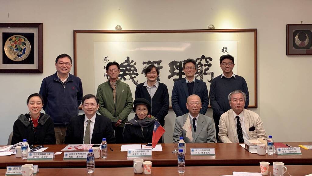 蔡雅賢董事長(中)及王綮慷校長(左二)帶領主管迎接橋本校長(右二)一行人