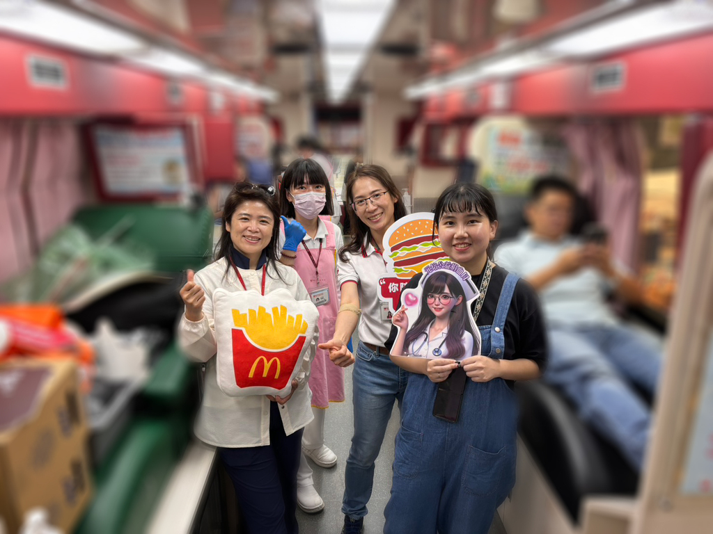 目前於捐血中心服務的魏勤芳校友(右2),特別選在母校外完成個人第100次全血捐血里程碑圖片