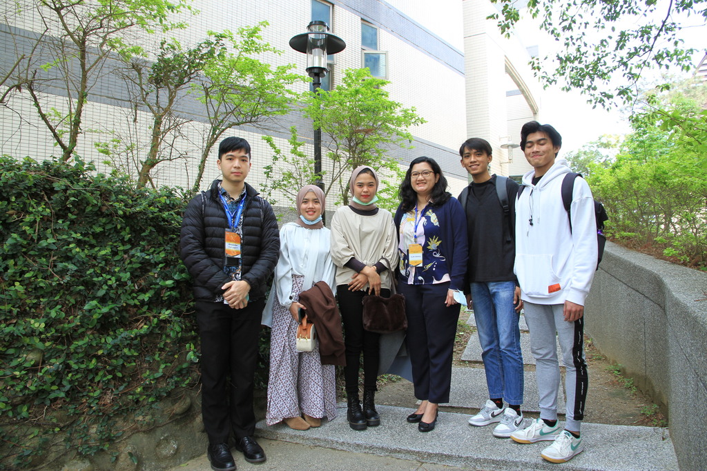駐台北印尼經濟貿易代表處專員Eva(右三)造訪元培並關心在此就讀印尼籍學生