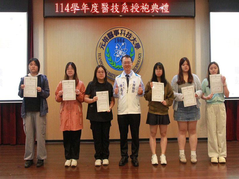 天晟醫院副院長林慶元（中）表揚醫技系學生通過病理切片技術與染色鑑定合格認證圖片