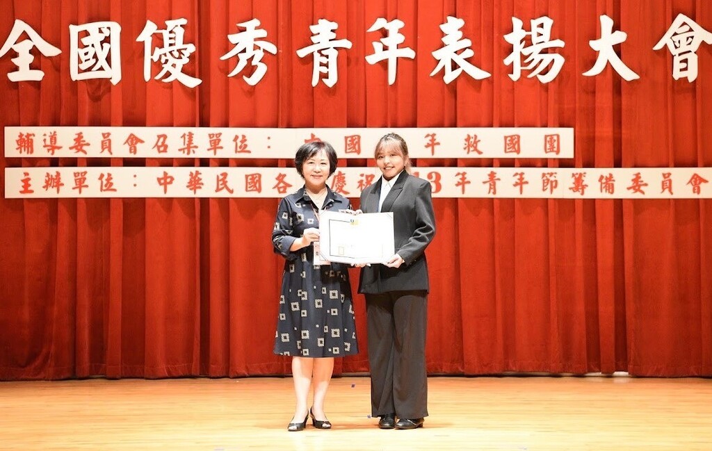 元培醫放系學生蔡佳珈(右)榮獲113年全國大專優秀青年殊榮