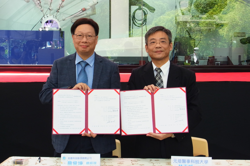 元培與依德科技公司詹俊坤總經理(左)簽訂策略聯盟