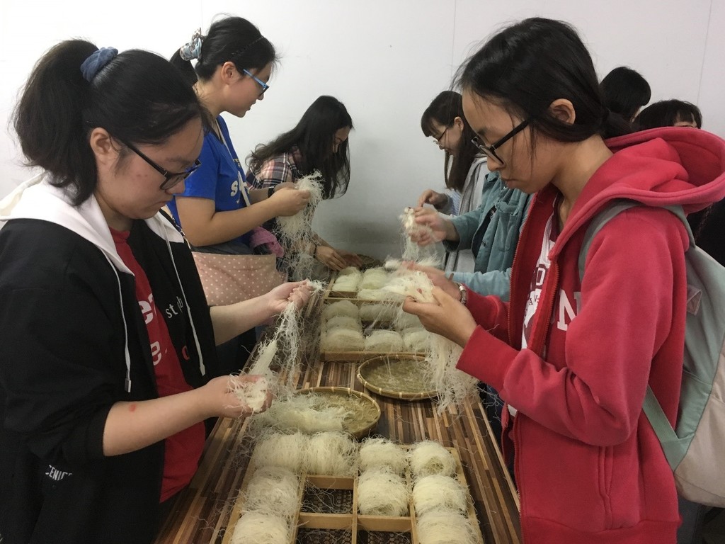 元培同學專心製作專屬自己的新竹米粉