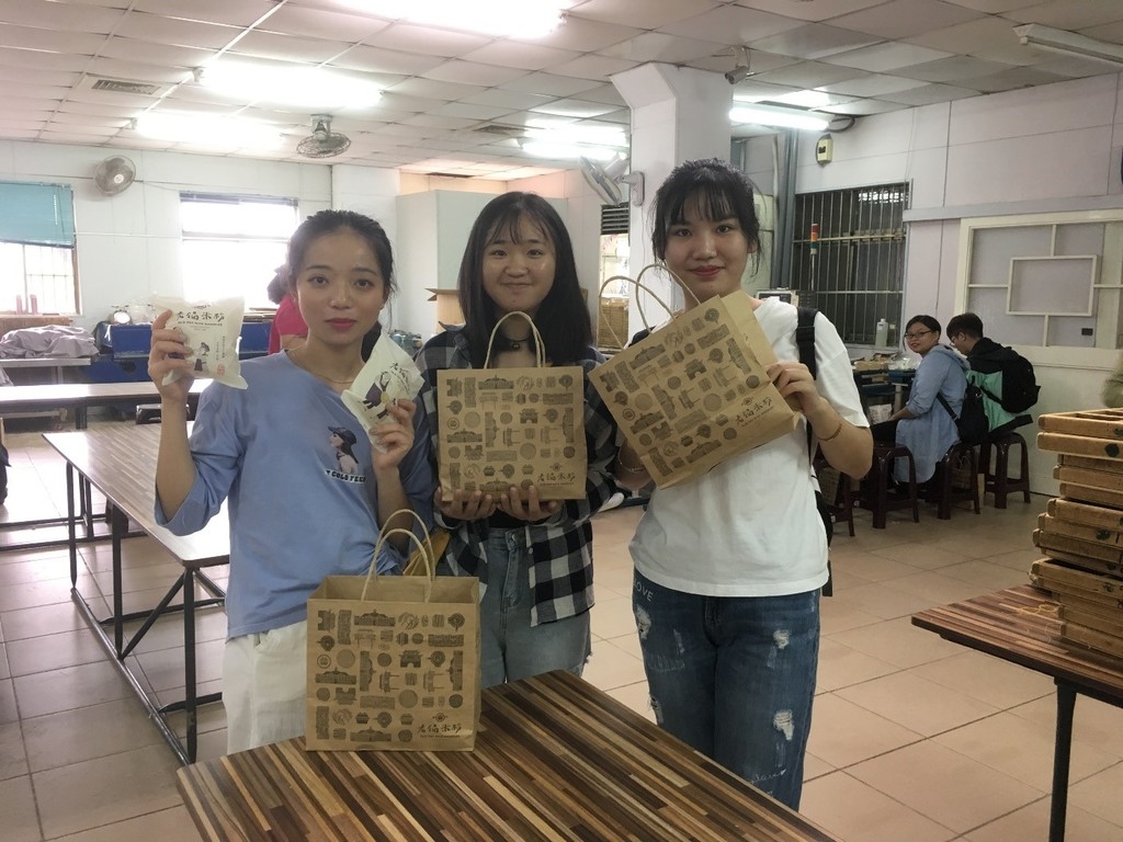 元培大陸研修生同學開心展示自己做的新竹米粉