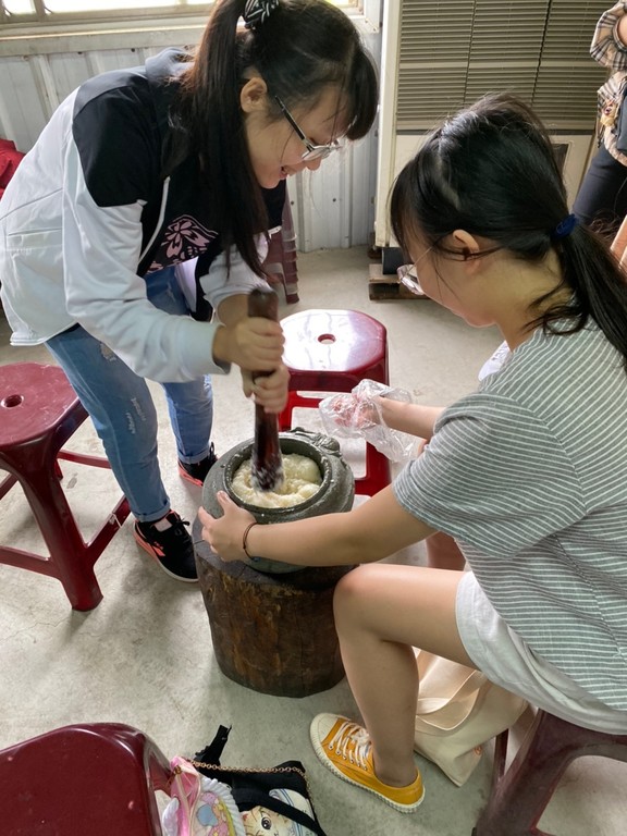同學2人互助一起合力搗麻糬,完成後吃起來格外美味喔