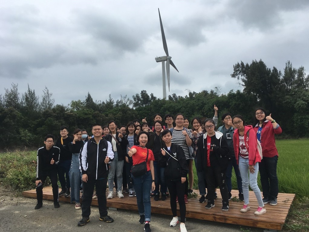 同學近距離參觀風力發電,好壯觀啊