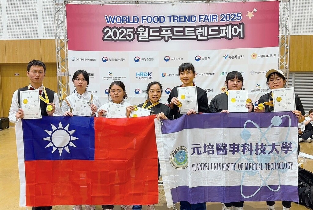 元培餐管系劉婉真老師(左四)及嚴如鈺老師(左五)帶領同學參加2025 AFA韓國世界廚藝大賽獲5金2銀佳績合影圖片