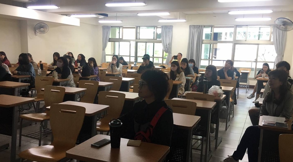 元培學生專心聽尾牙大王活動經驗分享