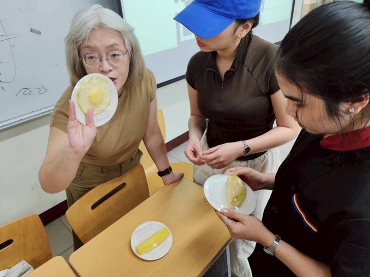餐飲管理系徐瑞蓮老師(左)運用各式食物模型，講解不同食材的營養成分與健康飲食觀念。圖片