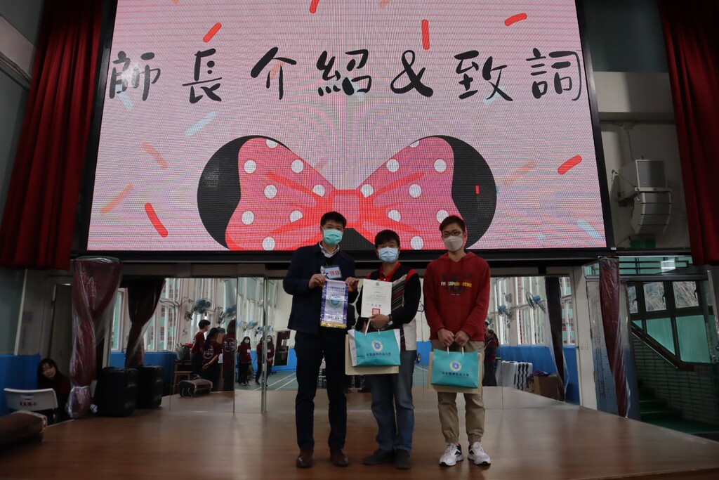 感謝元培社團學生到校服務,桃園義盛國小陳建灯校長(中),與元培學務處課外活動指導組組長蔡國權(左)互贈感謝狀與紀念禮