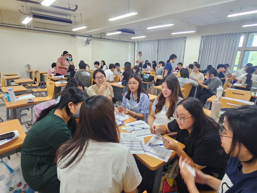 元培學生操作生涯卡牌，探索職涯方向圖片