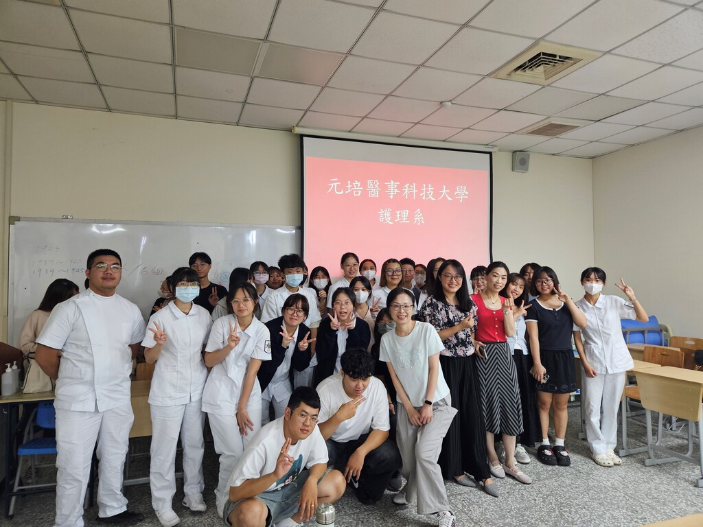 元培護理系師生與講師蕭乃嘉護理師(右四花衣)合影圖片