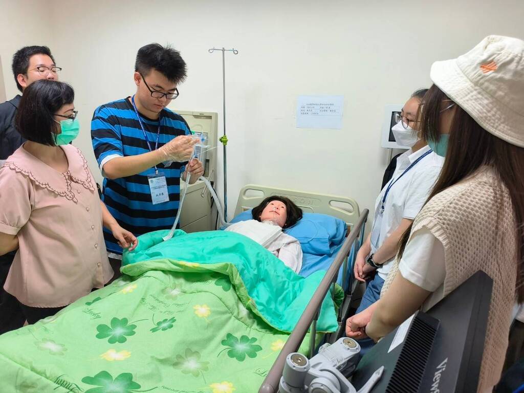 香港都會大學李嘉誠進修學院學生在元培護理系體驗臨床技能