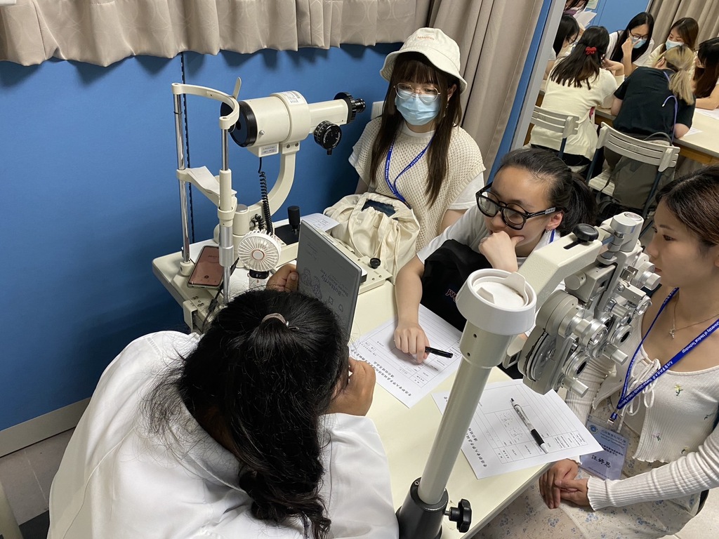 香港都會大學李嘉誠進修學院學生在元培視光系體驗視機能檢測