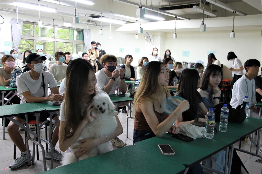 香港學生體驗元培寵物保健系課程對於有寵物陪上課覺得非常有趣
