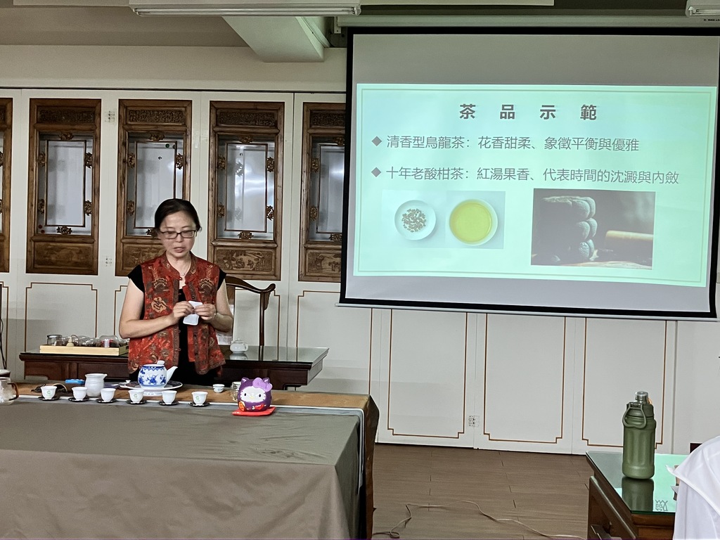 黃郁茹講師沖泡示範茶品圖片