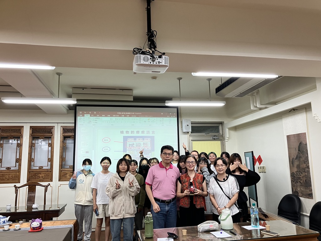 元培師生與黃郁茹講師合影圖片