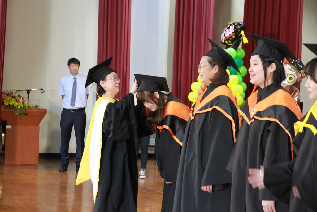 111學年畢業典禮醫護學院鍾玉珠院長為碩班代表學生撥穗