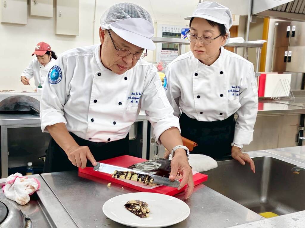 元培餐管系烘焙教室經常看到劉惠安與簡淑賢認真學習、並肩練習的身影圖片