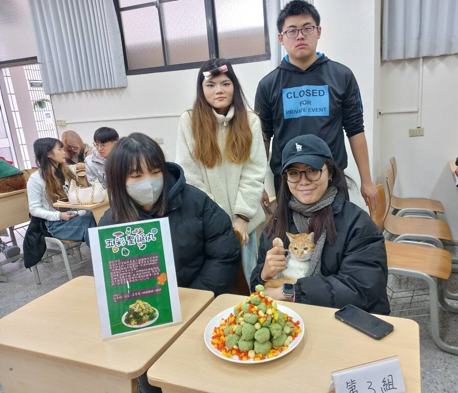 元培寵物保健系學生設計符合貓犬寵物營養需求,又有聖誕節慶氛圍的寵食