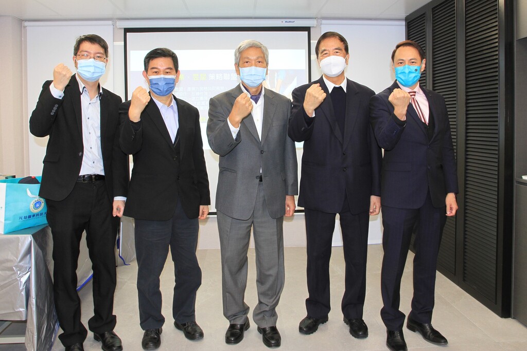元培校友李彥賢(右一)、廖源榮(右二)、范紀鎮(左二)及廖哲鋒(左一)與代理校長蔡世傑(中),宣示攜手產學聯盟提升生醫生技產業發展