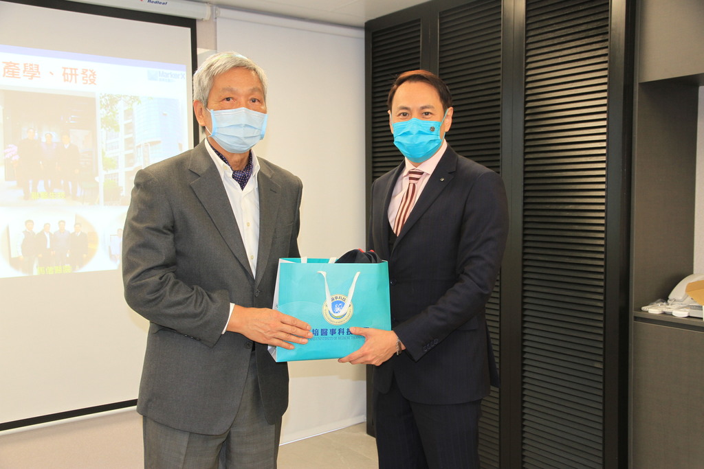 元培代理校長蔡世傑校長(左)訪任聯醫生技公司總經理的校友李彥賢