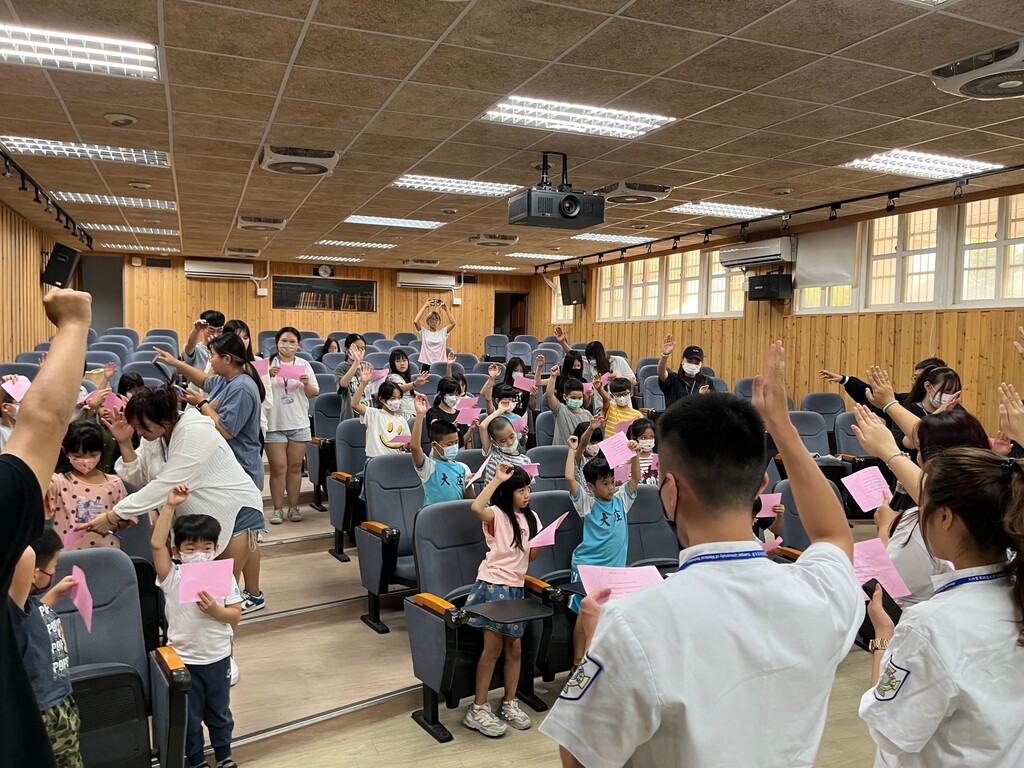大庄國小學童在元培護理系學生教導後,也宣誓立約成為「傷害防護小勇士」
