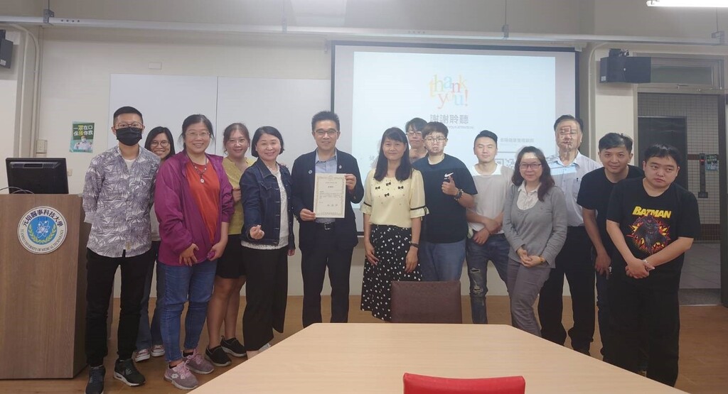 泰陽健康企業有限公司葉法明執行長(左六)應邀與元培企管所學生分享健康管理與視力保健,會後與所長林淑芳(中)及學生合影