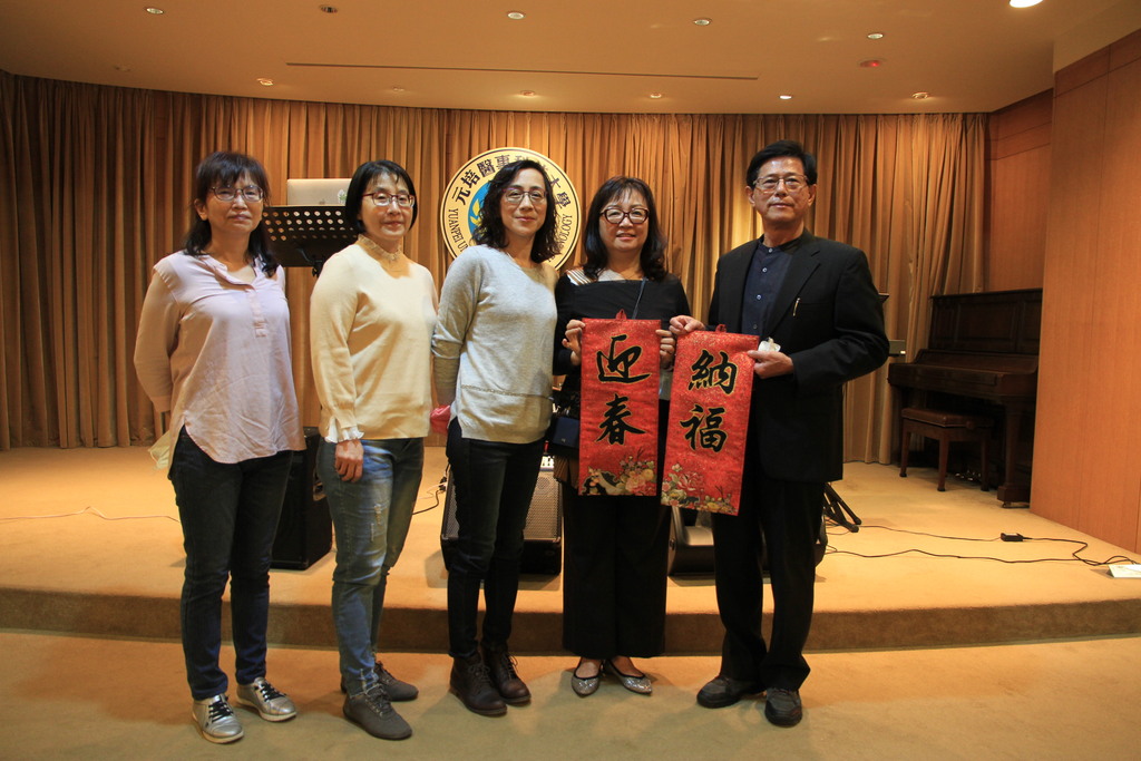 四位拼布藝術家在元培聯展並致贈作品供學校典藏，由主任秘書劉介仲(右一)代表接受