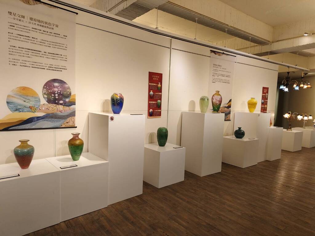 元培「光理之間」玻璃藝術展展場一隅圖片