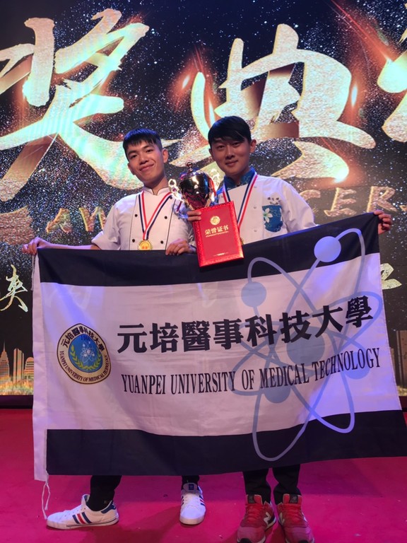 鍾佑闈（右）、賴亭龍（左）獲得烹飪組個人獎金牌及團體獎金牌