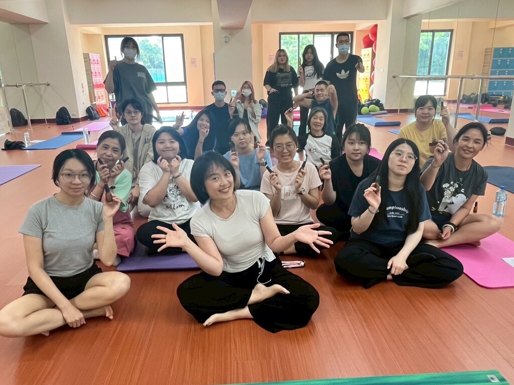 楊慧婷老師帶領元培師生做完舒眠精油噴霧集體合照
