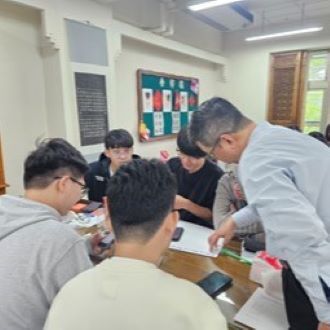 林易璁講師(右)引導元培學生分組撰寫行動企劃書