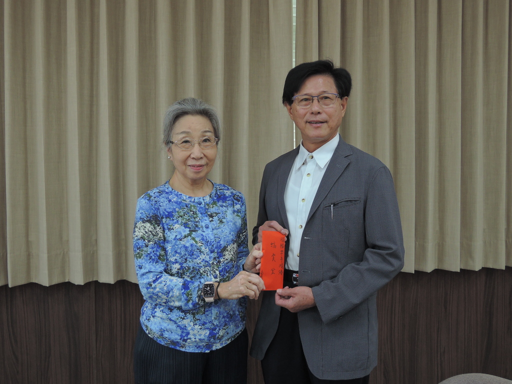 劉介仲主秘在元培服務40年董事長蔡雅賢特頒犒賞金