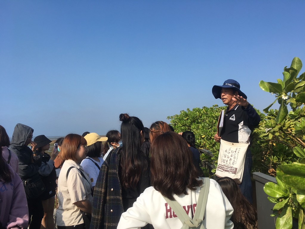 元培同學參觀高美濕地聽取導覽老師講解濕地生態