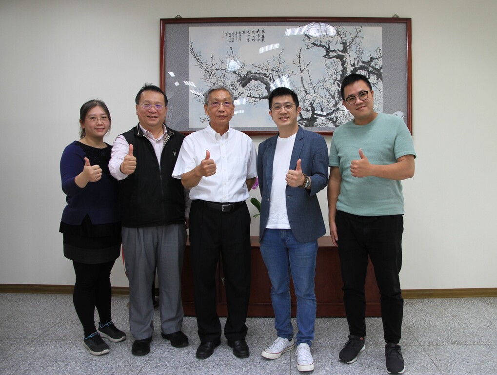 甫獲選中華民國驗光師公會全國聯合會第二屆理事長黃群宸(右二)及常務理事謝其城(右一),都是元培視光系校友,副校長蔡世傑(中)與視光系主任葉豐銘(左一)特別獻上祝賀