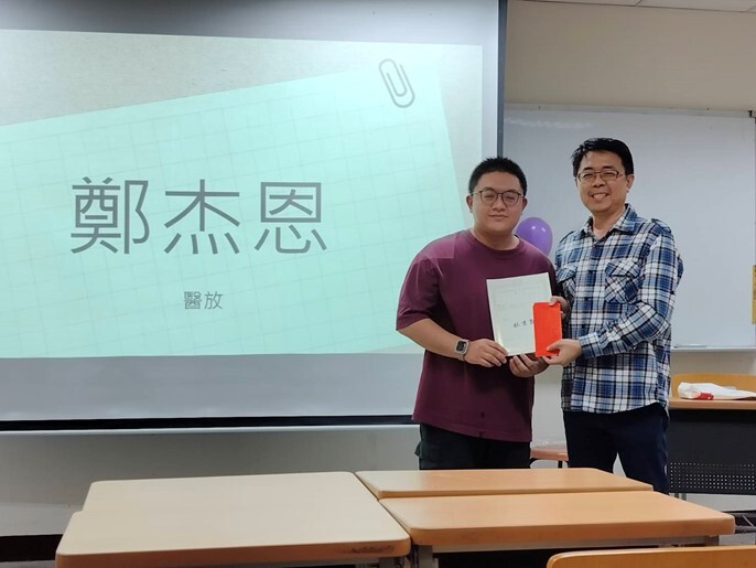 元培醫放系鄭杰恩同學積極投入各項志工服務,獲績優志工表揚