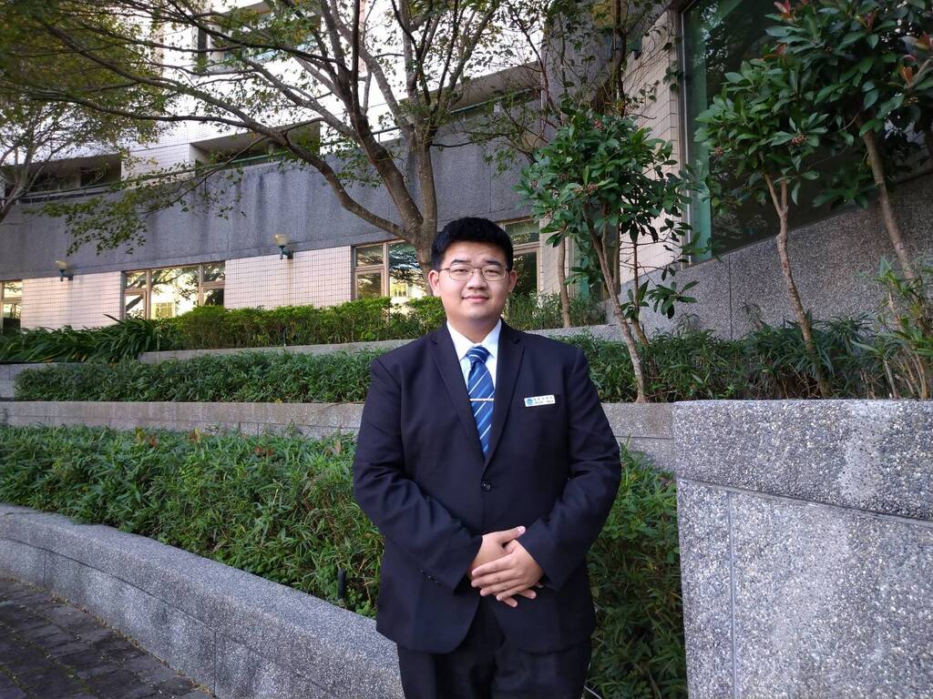 夢想餐車環島 元培餐管系學生羅俊翔獲鴻海獎學金鼓勵