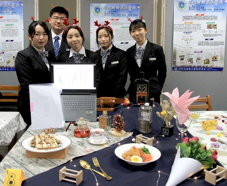 元培餐管系學生羅俊翔(左二)在校專題製作就與同學提出開店企劃獲獎