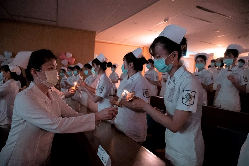 元培護理系老師支援國家疫苗注射護理隊，以身教為學生導光
