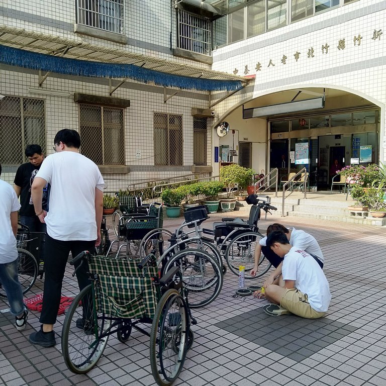 元培醫工系重視實務應用與社會服務,學生經常為安養機構老人檢修輪椅