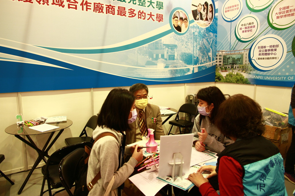 校長林志城也在大學博覽會元培攤位親自提供學生及家長諮詢服務