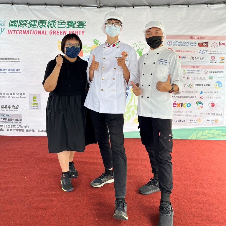 2022減碳環保料理比賽 元培餐管系學生莊憲鵬(中)、黃柏翔(右)獲最佳人氣獎