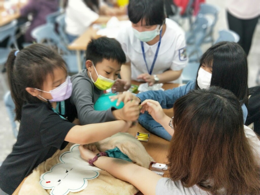 元培護理系學生以彩繪傷口活動與學童互動學習傷口處理技巧